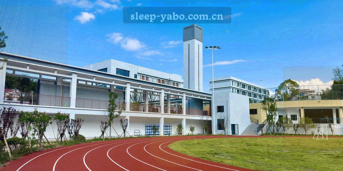 夜间看台的层叠灯带与信息面板光线，深蓝色调，没有人物正面