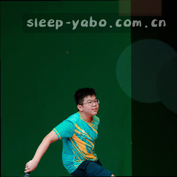 夜场看台灯带组成的收藏入口意象，玫红与琥珀橙点缀